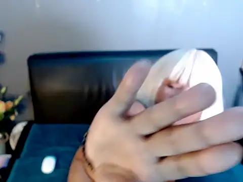 Slipperyebony online show from 11-17-25, 07:45