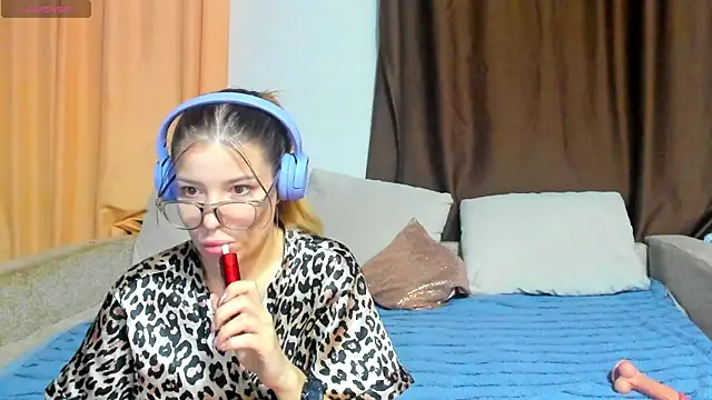 Eva purrr  online show from 11-30-25, 01:17