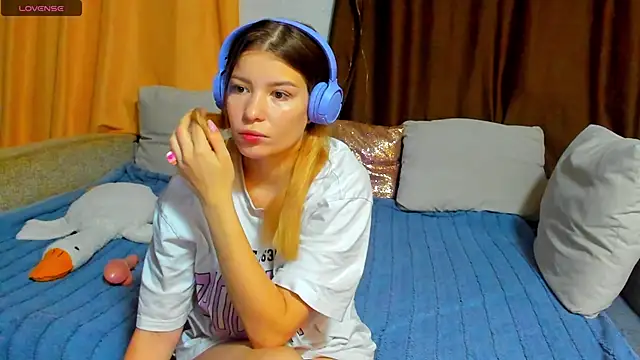 Eva purrr  online show from 11-17-25, 01:09