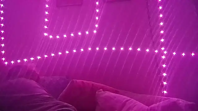 Snapshot of Redriddinghood8 chatting on 11-19-25, 05:18 Redriddinghood8 online show from 11-19-25, 05:18