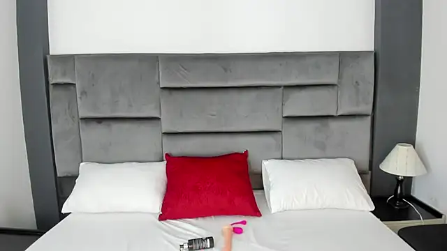 CatleyaSmith online show from 12-19-25, 12:07