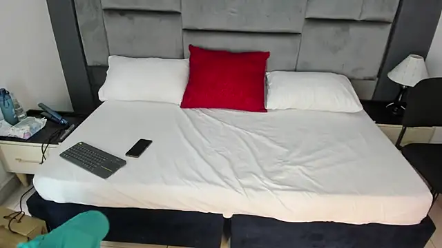 CatleyaSmith online show from 12-20-25, 12:08