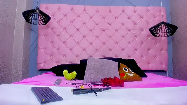 Mia Horney online show from 12-17-25, 01:16