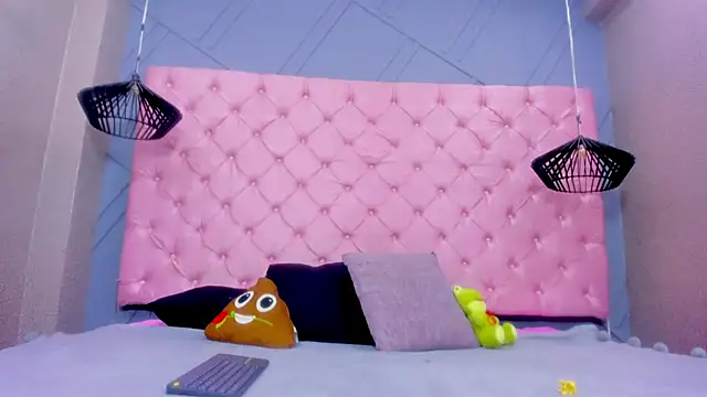 Mia Horney online show from 11-28-25, 02:06