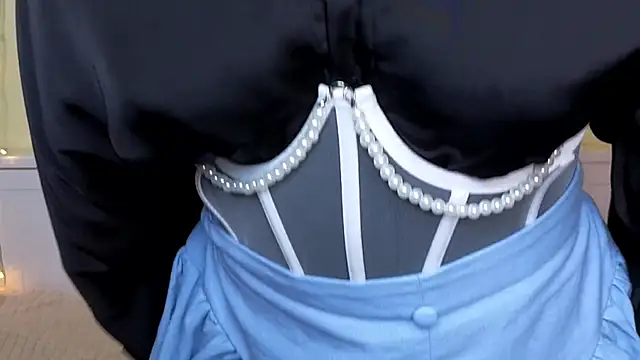 LatinaHuguenin online show from 11-18-25, 07:11