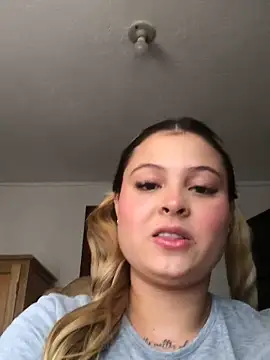 Snapshot of emily_blaker chatting on 11-06-25, 08:24 emily blaker online show from 11-06-25, 08:24