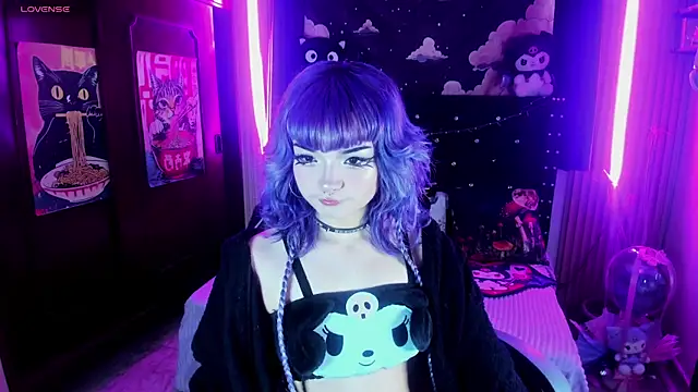 Snapshot of ravencollen chatting on 05-15-26, 05:55 ravencollen online show from 05-15-26, 05:55