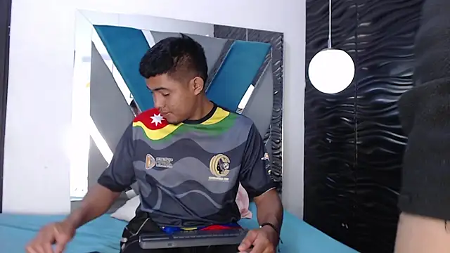 Naty And Maxx online show from 12-18-25, 08:08