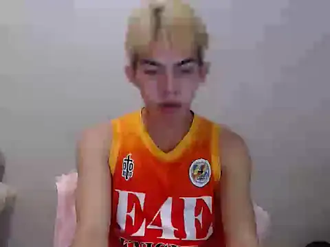 Snapshot of Urhotsilverboy chatting on 06-14-26, 06:31 Urhotsilverboy online show from 06-14-26, 06:31