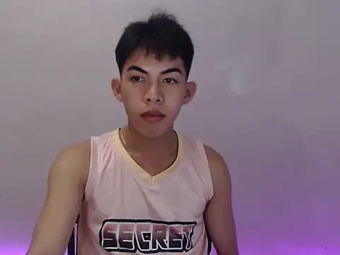 Snapshot of Urhotsilverboy chatting on 05-06-26, 05:17 Urhotsilverboy online show from 05-06-26, 05:17