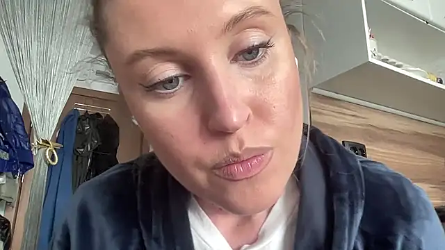 Snapshot of Ameli8 chatting on 04-16-26, 12:17 Ameli8 online show from 04-16-26, 12:17
