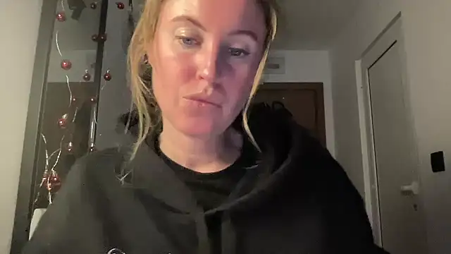 Snapshot of Ameli8 chatting on 01-18-26, 06:44 Ameli8 online show from 01-18-26, 06:44