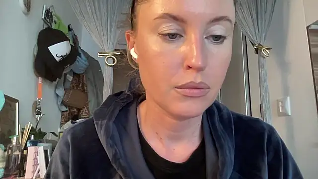 Snapshot of Ameli8 chatting on 04-30-26, 11:28 Ameli8 online show from 04-30-26, 11:28