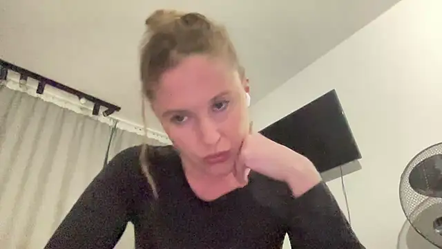 Snapshot of Ameli8 chatting on 04-23-26, 05:14 Ameli8 online show from 04-23-26, 05:14