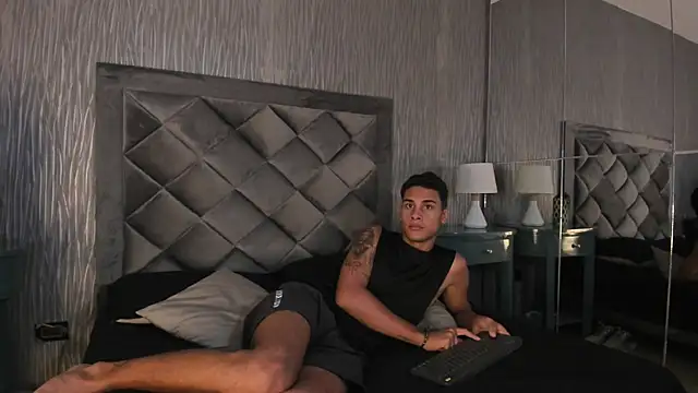 Snapshot of Dominic_Burk chatting on 11-08-25, 07:06 Dominic Burk online show from 11-08-25, 07:06