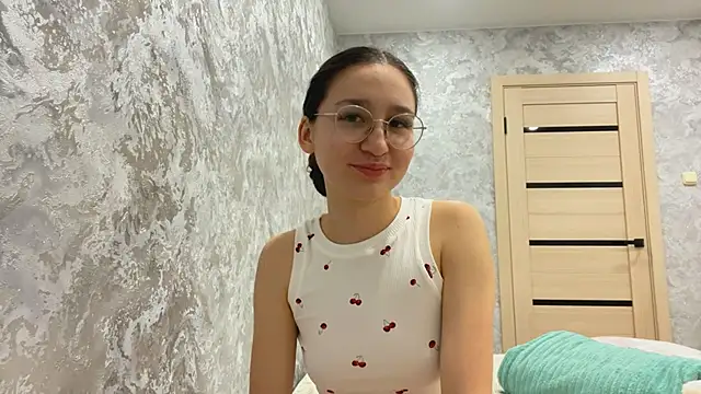 Snapshot of SofiYong chatting on 11-07-25, 04:00 SofiYong online show from 11-07-25, 04:00