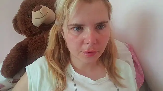 Snapshot of HornyElena chatting on 06-26-26, 08:20 HornyElena online show from 06-26-26, 08:20