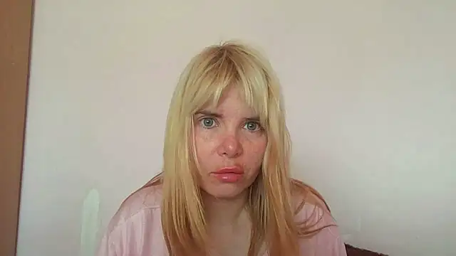Snapshot of HornyElena chatting on 07-11-26, 01:22 HornyElena online show from 07-11-26, 01:22
