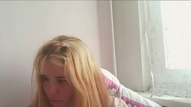 Snapshot of HornyElena chatting on 06-10-26, 03:24 HornyElena online show from 06-10-26, 03:24