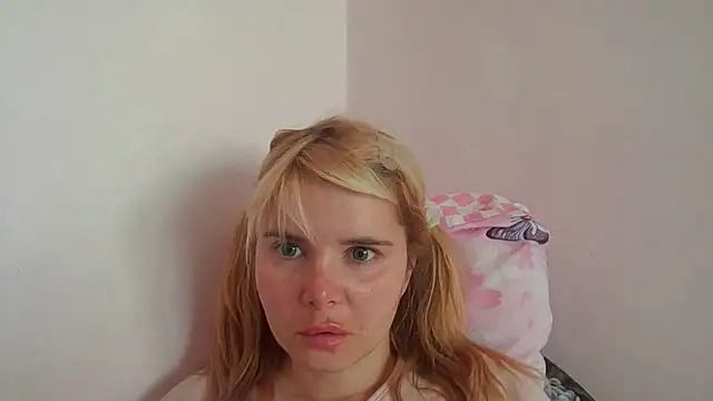 Snapshot of HornyElena chatting on 07-12-26, 12:17 HornyElena online show from 07-12-26, 12:17