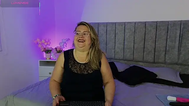Snapshot of CurvyRosse_ chatting on 11-06-25, 03:43 CurvyRosse online show from 11-06-25, 03:43