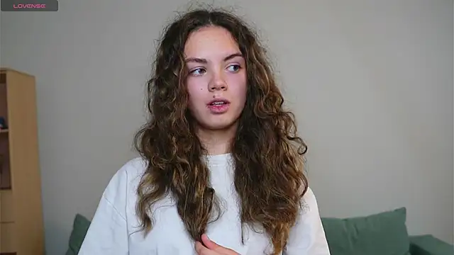 Snapshot of LaurelSatunas chatting on 11-17-25, 05:44 LaurelSatunas online show from 11-17-25, 05:44