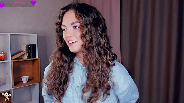 Snapshot of LaurelSatunas chatting on 11-13-25, 04:38 LaurelSatunas online show from 11-13-25, 04:38