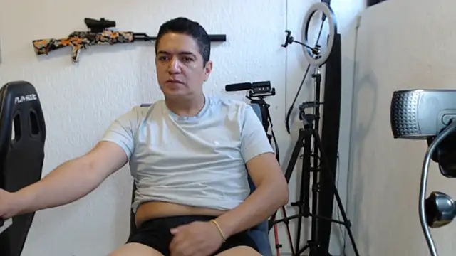 Snapshot of yayo_33 chatting on 11-12-25, 08:34 yayo 33 online show from 11-12-25, 08:34