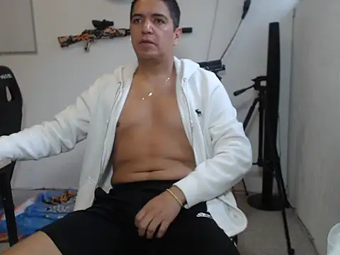 Snapshot of yayo_33 chatting on 12-01-25, 07:15 yayo 33 online show from 12-01-25, 07:15