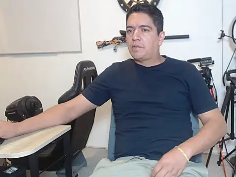 Snapshot of yayo_33 chatting on 11-06-25, 01:53 yayo 33 online show from 11-06-25, 01:53