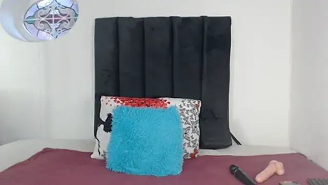 Miss-Berries online show from 12-04-25, 03:27