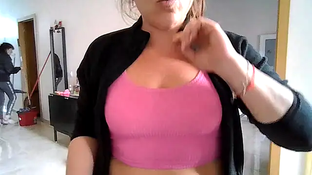 Snapshot of Domiqueen chatting on 11-13-25, 10:41 Domiqueen online show from 11-13-25, 10:41