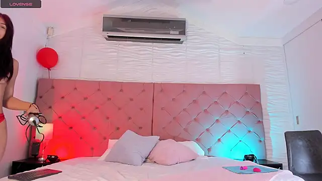 Snapshot of jov_and_thomas chatting on 11-08-25, 02:31 jov and thomas online show from 11-08-25, 02:31