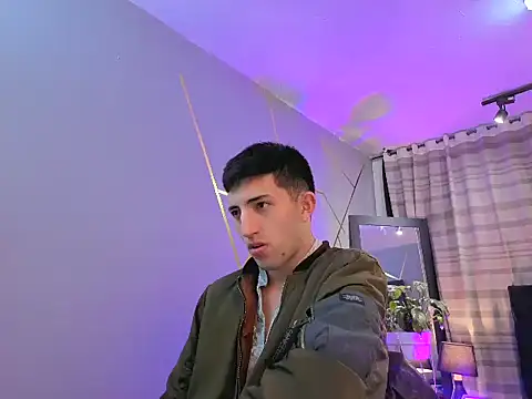 Snapshot of Un_Sluttyy chatting on 11-07-25, 11:48 Un Sluttyy online show from 11-07-25, 11:48