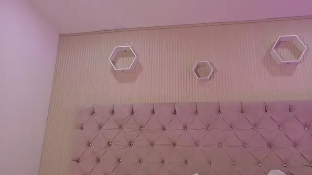Snapshot of ZarinaWynne chatting on 07-17-26, 01:52 ZarinaWynne online show from 07-17-26, 01:52