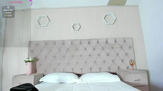 ZarinaWynne online show from 05-11-26, 01:34