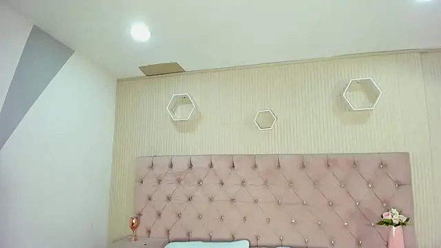 ZarinaWynne online show from 05-18-26, 02:22