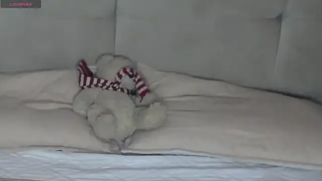 Snapshot of Aliis_Love chatting on 12-14-25, 08:31 Aliis Love online show from 12-14-25, 08:31