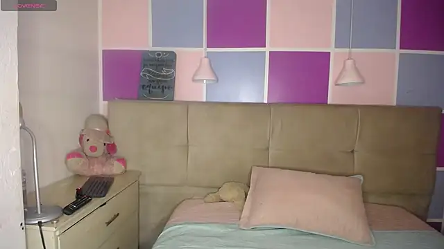 Snapshot of Aliis_Love chatting on 12-20-25, 09:39 Aliis Love online show from 12-20-25, 09:39