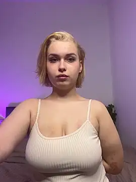 Snapshot of Angela_bounce chatting on 11-08-25, 10:13 Angela bounce online show from 11-08-25, 10:13