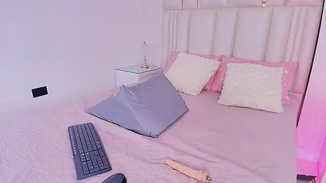 alanarose18 online show from 04-10-26, 07:10