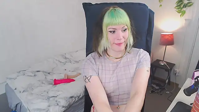 Snapshot of slutty_violet chatting on 06-30-26, 01:33 slutty violet online show from 06-30-26, 01:33