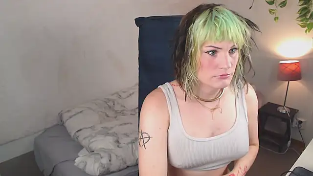 Snapshot of slutty_violet chatting on 07-09-26, 01:32 slutty violet online show from 07-09-26, 01:32