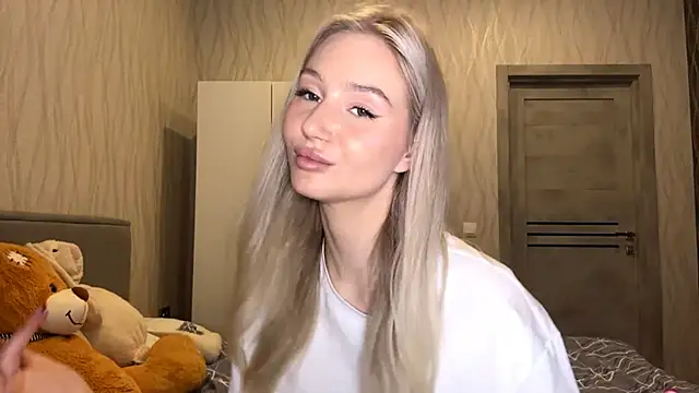 Snapshot of MoonlitCrystalia chatting on 11-08-25, 04:43 MoonlitCrystalia online show from 11-08-25, 04:43