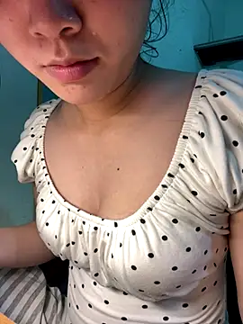 Snapshot of Lynn-122 chatting on 11-08-25, 04:21 Lynn-122 online show from 11-08-25, 04:21