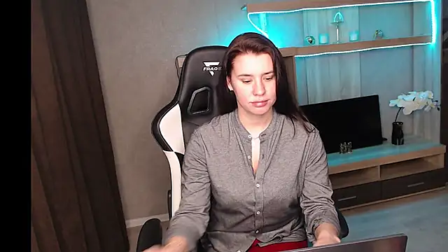 Snapshot of Diana-mey chatting on 11-18-25, 08:23 Diana-mey online show from 11-18-25, 08:23