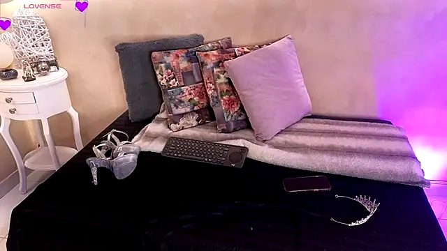 BellaRooux online show from 12-15-25, 12:11