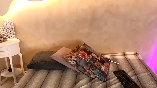 BellaRooux online show from 01-08-26, 12:33