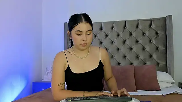 NikkiBotero online show from 11-26-25, 05:35