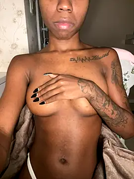 Snapshot of mayalouise chatting on 11-08-25, 02:26 mayalouise online show from 11-08-25, 02:26